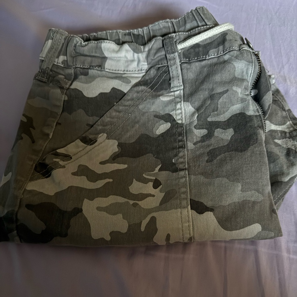 No Boundaries Gray Camouflage Pants